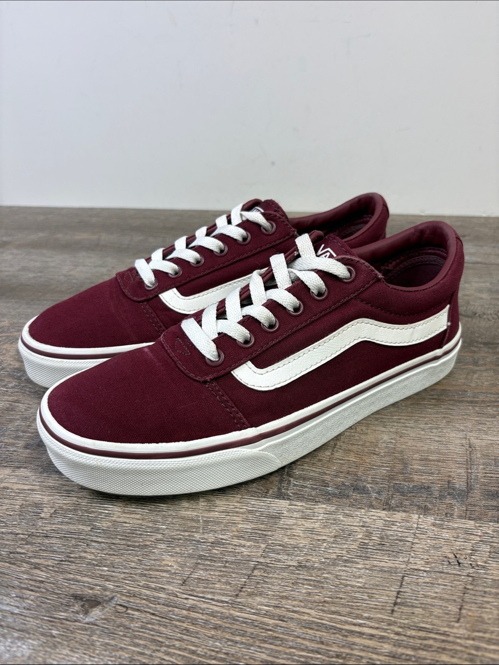 Vans Ward Burgundy White Canvas Low Top Sneakers Women’s Size 9.5